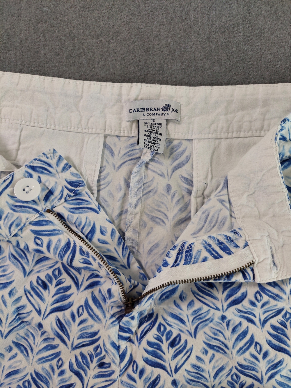 Caribbean Joe Blue & White Leaf Print Tropical Cotton Blend Shorts Size 12 - Picture 7 of 10